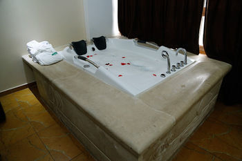 Bouery Hotel Kfar Yassine Екстериор снимка
